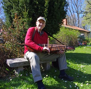 Göte spelar nyckeharpa